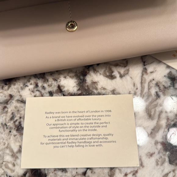 Radley Beige Wallet with Dog Logo .. leather .. nwt
Authentic .. full size - Picture 10 of 10